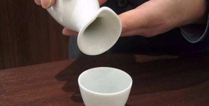 无独有偶，去年5月茅台也与区块链发生关联，且得到贵州省委党委与腾讯CEO马化腾的背书。近日，茅台集团与浪潮集团就合资公司筹备工作进行座谈会，会上提出将发挥浪潮云计算、大数据、区块链等新技术，借助茅台的品牌实力，为中高端用户提供品质服务，打造可信的全产业链生态服务体系的合作愿景。